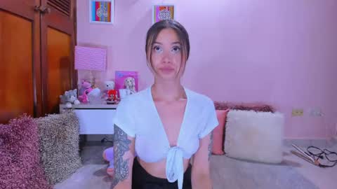 Snapshot of abrilrussell_ chatting on 06/06/26, 07:57 Abril online show from 06/06/26, 07:57