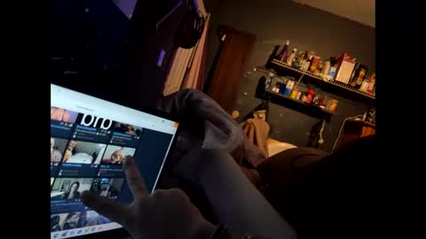 Snapshot of acouplesinners chatting on 10/23/25, 05:40 acouplesinners online show from 10/23/25, 05:40