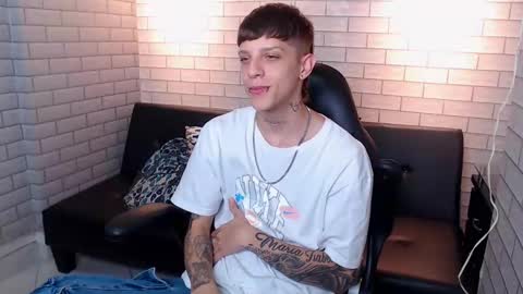 Snapshot of adam_hard_ chatting on 01/09/25, 08:33 Adam online show from 01/09/25, 08:33