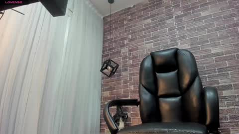 Snapshot of adamcoox chatting on 12/04/24, 07:17 Adam online show from 12/04/24, 07:17