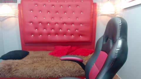 Snapshot of adamcoox chatting on 01/07/25, 10:43 Adam online show from 01/07/25, 10:43