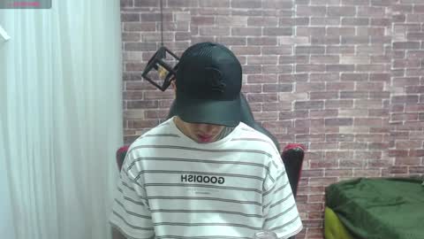 Snapshot of adamcoox chatting on 01/28/25, 12:32 Adam online show from 01/28/25, 12:32