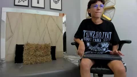 Snapshot of adams_bobby chatting on 10/28/25, 12:19 Adams Bobby online show from 10/28/25, 12:19