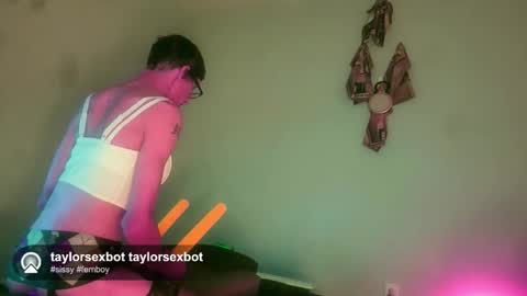 Snapshot of adamseve777 chatting on 05/15/26, 07:32 TaylorSexbot online show from 05/15/26, 07:32