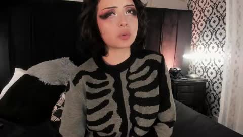 Snapshot of adeelinee chatting on 12/21/25, 07:37 Ade online show from 12/21/25, 07:37