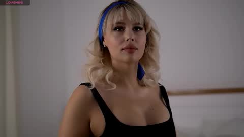 Snapshot of adelineking chatting on 09/17/25, 01:40 Ade online show from 09/17/25, 01:40