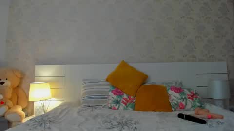 Snapshot of adellegirl chatting on 02/19/25, 04:11 adellegirl online show from 02/19/25, 04:11