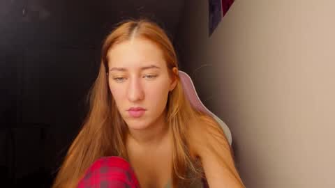 Snapshot of adellqueen chatting on 12/19/25, 10:39 Adell online show from 12/19/25, 10:39