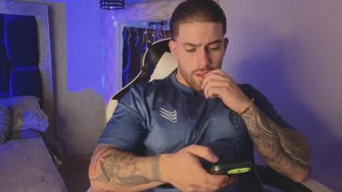 Ades online show from 11/10/25, 07:35