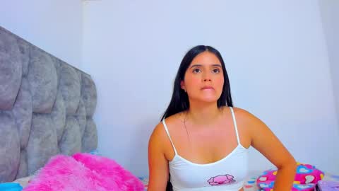 Snapshot of adhara__evanss chatting on 01/17/25, 04:17   online show from 01/17/25, 04:17