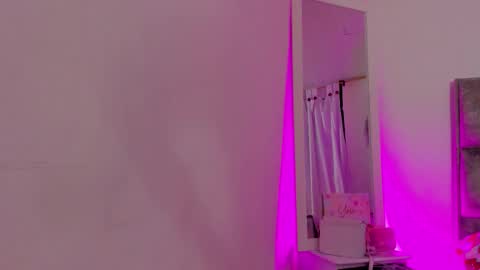 Snapshot of adhara__evanss chatting on 11/19/25, 01:05 online show from 11/19/25, 01:05