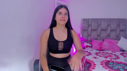 Snapshot of adhara__evanss chatting on 11/28/25, 05:04 online show from 11/28/25, 05:04