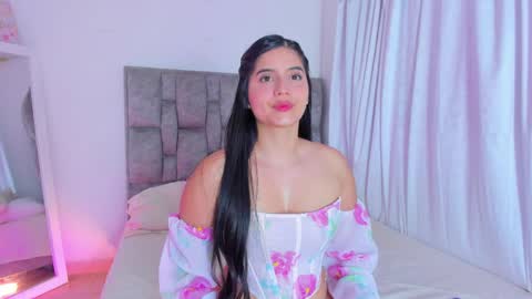Snapshot of adhara__evanss chatting on 04/06/26, 01:47 online show from 04/06/26, 01:47