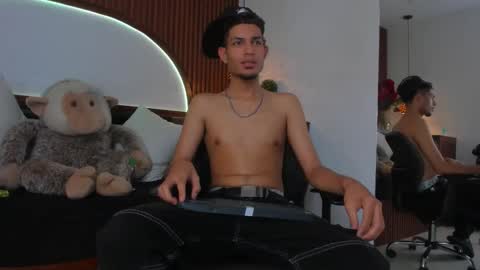 adonis_wb online show from 12/14/25, 05:51