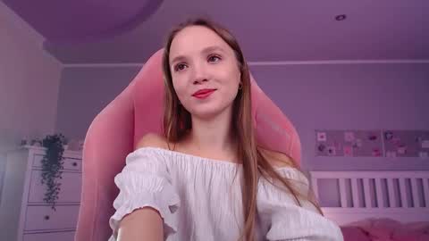 Snapshot of adria_arjona chatting on 11/06/25, 07:42 Eva online show from 11/06/25, 07:42