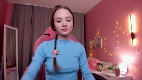 Snapshot of adria_arjona chatting on 11/23/25, 07:30 Eva online show from 11/23/25, 07:30