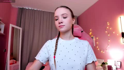 Snapshot of adria_arjona chatting on 11/30/25, 07:34 Eva online show from 11/30/25, 07:34