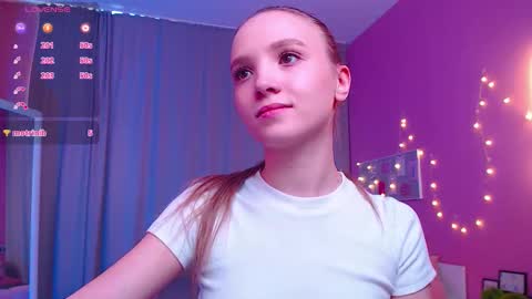 Snapshot of adria_arjona chatting on 03/06/26, 07:38 Eva online show from 03/06/26, 07:38