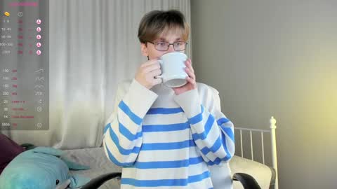 Snapshot of adrian_di chatting on 02/06/25, 04:14 Adrian online show from 02/06/25, 04:14