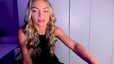 Snapshot of adriana_coy_ chatting on 12/25/24, 04:11 Adriana online show from 12/25/24, 04:11