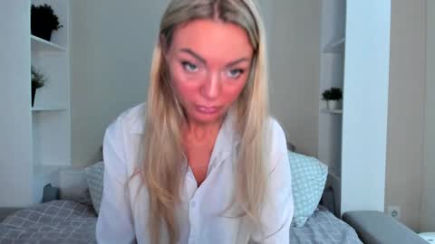 Snapshot of adriana_coy_ chatting on 01/17/25, 10:22 Adriana online show from 01/17/25, 10:22