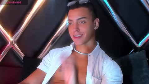 Snapshot of adriianlopez chatting on 12/06/24, 07:01 Adrian Lopez online show from 12/06/24, 07:01