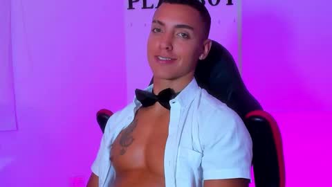 Snapshot of adriianlopez chatting on 12/13/24, 10:13 Adrian Lopez online show from 12/13/24, 10:13