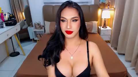 Snapshot of adychavez chatting on 02/13/25, 11:06 Ur Dream girl online show from 02/13/25, 11:06