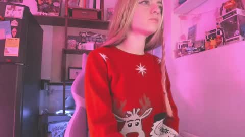 Snapshot of agathaa_ks_ chatting on 12/13/24, 06:10 Camila 2 online show from 12/13/24, 06:10