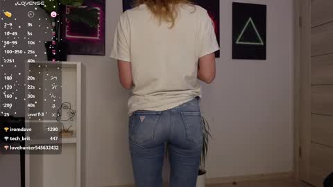 Snapshot of agelina_summer chatting on 02/19/25, 07:50 Agelina Lilly Laura online show from 02/19/25, 07:50