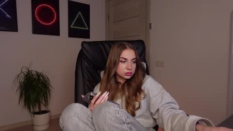 Snapshot of agelina_summer chatting on 02/20/25, 03:41 Agelina Lilly Laura online show from 02/20/25, 03:41