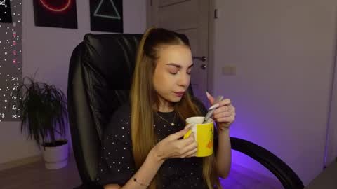 Snapshot of agelina_summer chatting on 02/23/25, 06:07 Agelina Lilly Laura online show from 02/23/25, 06:07