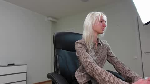 Snapshot of agelina_summer chatting on 11/19/25, 05:35 Agelina Lilly Laura online show from 11/19/25, 05:35