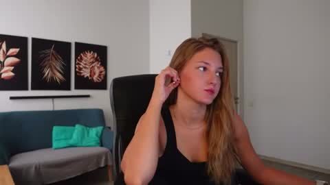 Snapshot of agelina_summer chatting on 08/04/26, 05:54 Agelina Lilly Laura online show from 08/04/26, 05:54