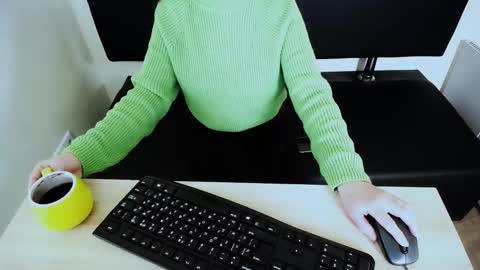 Snapshot of agnessafax_ chatting on 10/26/25, 09:37 Agnessa online show from 10/26/25, 09:37