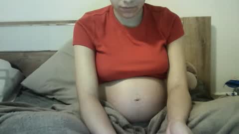 Snapshot of ahotkitty18 chatting on 11/21/25, 06:12 Selena online show from 11/21/25, 06:12