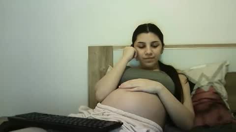 Snapshot of ahotkitty18 chatting on 11/28/25, 05:26 Selena online show from 11/28/25, 05:26