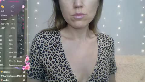 Snapshot of ahtena chatting on 12/22/24, 01:33 Ahtena online show from 12/22/24, 01:33