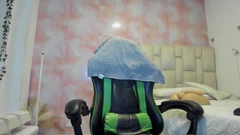 karoline  online show from 11/23/25, 05:35