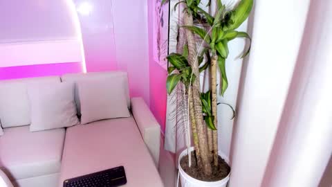 Snapshot of ailee_naughty chatting on 12/18/25, 02:06 online show from 12/18/25, 02:06