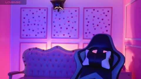 Snapshot of ailen_t_ chatting on 10/18/25, 02:47 ailen online show from 10/18/25, 02:47