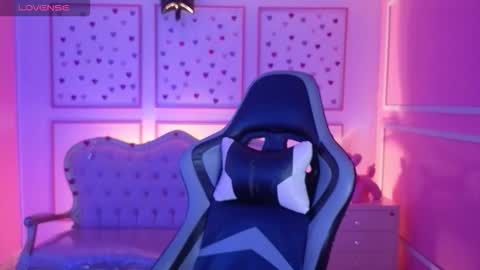 Snapshot of ailen_t_ chatting on 10/19/25, 02:45 ailen online show from 10/19/25, 02:45