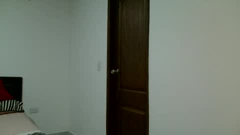 Snapshot of aine_ileana chatting on 09/14/25, 02:05 J online show from 09/14/25, 02:05