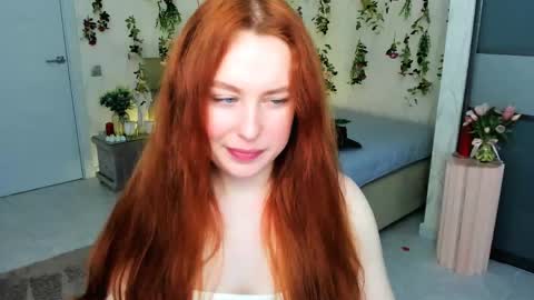 Snapshot of airysilhouette chatting on 05/05/26, 04:09 Louise online show from 05/05/26, 04:09