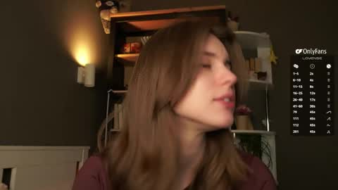 Snapshot of aislyfarran chatting on 04/04/26, 01:37 Aliza online show from 04/04/26, 01:37