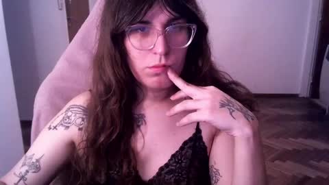 Snapshot of akamedolle chatting on 11/17/25, 01:22 Veronica Akame 3 online show from 11/17/25, 01:22