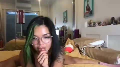 Snapshot of akirazayy chatting on 12/21/25, 08:32 Akira Zay online show from 12/21/25, 08:32