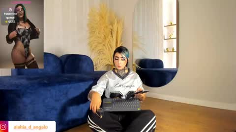Snapshot of alahia_dangelo_ chatting on 05/22/26, 06:35 ALAHIA online show from 05/22/26, 06:35
