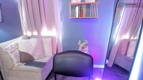 Snapshot of alaiasmile_ chatting on 06/19/26, 07:17 online show from 06/19/26, 07:17