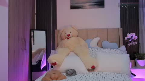 Snapshot of alaiasmile_ chatting on 07/31/26, 04:17 online show from 07/31/26, 04:17